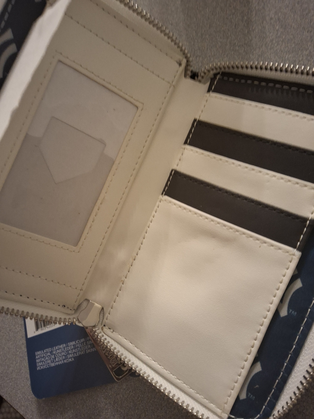 Loungefly New York Yankees Black Zip Wallet - Picture 4 of 8